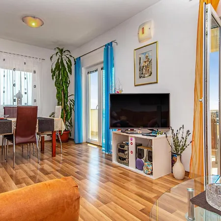 Three-bedroom In Lejlighed