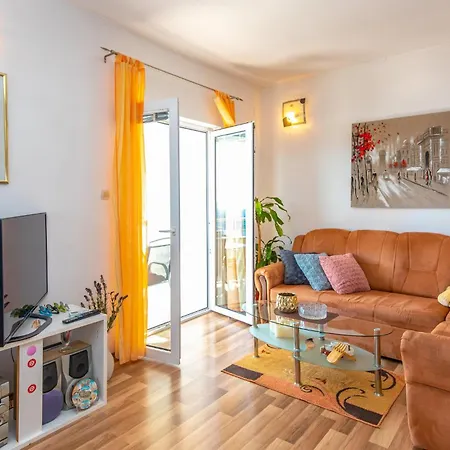 Three-bedroom In שיבניק