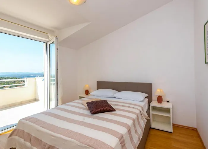 Three-bedroom In * שיבניק